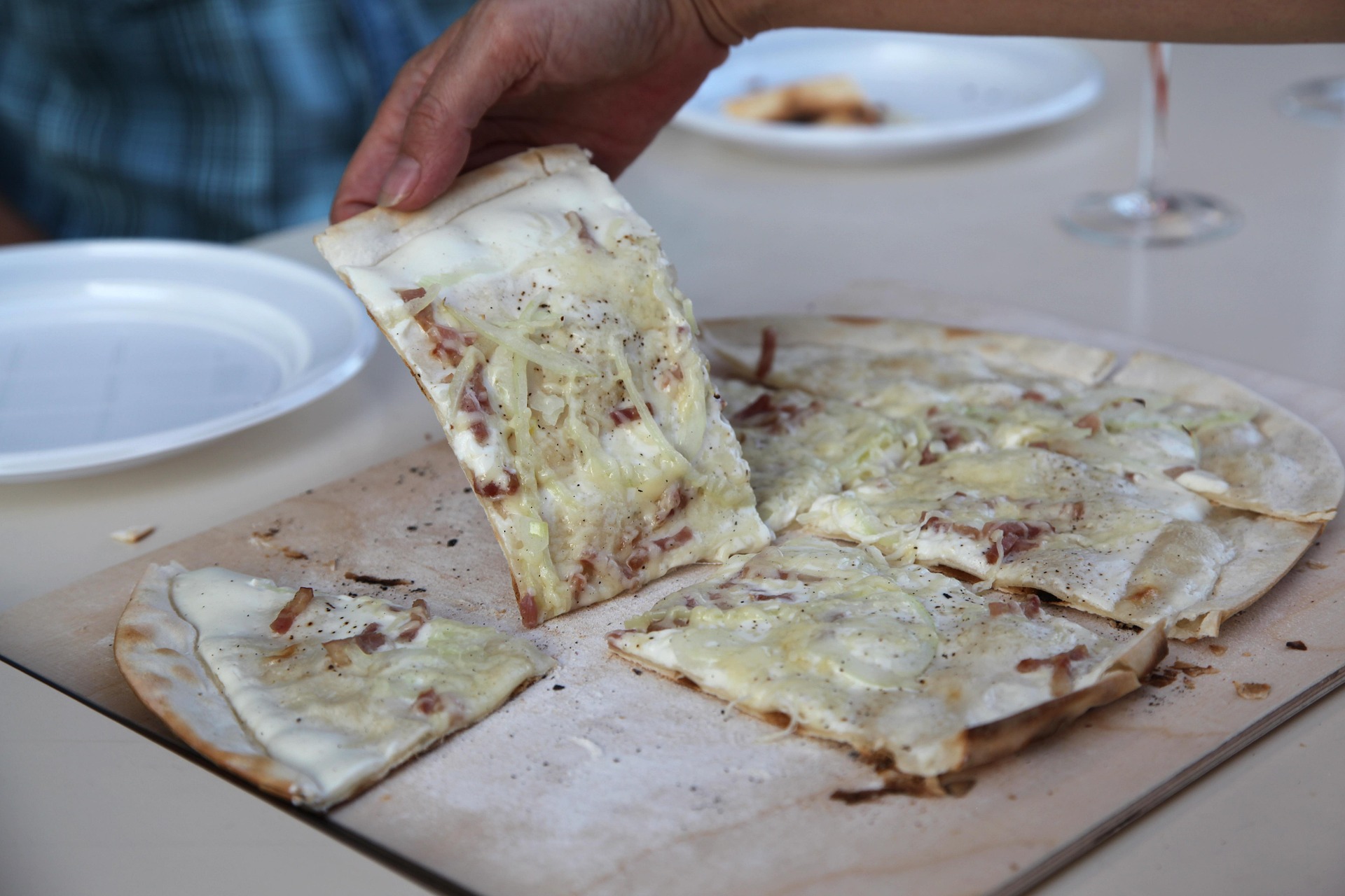 Frisch gebackener Flammkuchen